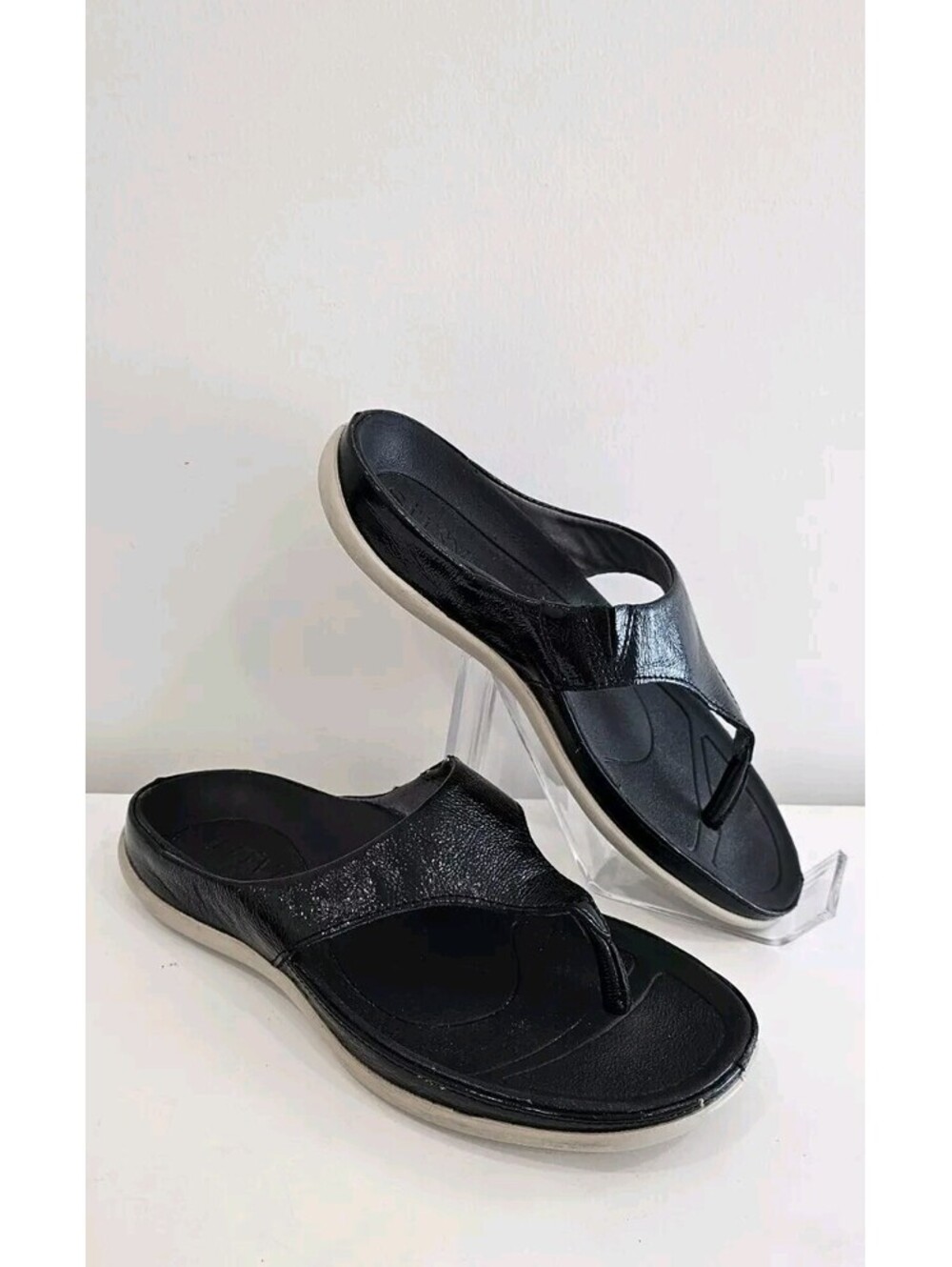 STRIVE "Maui" Black Leather Thong Women’s Flip-Flops Size 5.5-6